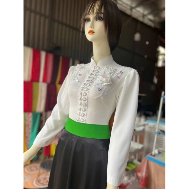 Áo cóm cổ đứng lụa mềm trắng nẹp tay dài, hoa đôi 2 bên - dân tộc Thái