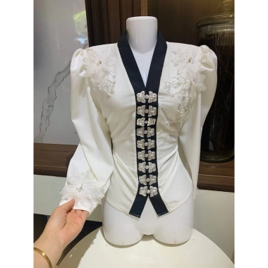 Áo cóm cổ đứng lụa mềm trắng tay dài, đá cổ hoa ren, dân tộc Thái - 500.000₫ 3