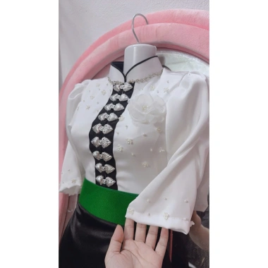 Áo cóm cổ đứng lụa mềm trắng tay lỡ bồng, đá nhỏ cổ, bấm hoa ngực - Đẹp dân tộc Thái, giá 320.000