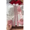 Áo cóm cổ đứng nẹp hồng vải xước trắng, 1 cánh bươm tay tơ dài, dây ngọc hoa đôi hồng - Giá 350.000 VND