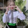 Áo cóm cổ đứng phi bóng trắng tay dài khâu đá, hoa cúc trắng - Giá chỉ 350.000₫