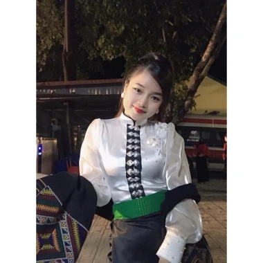 Áo cóm cổ đứng phi bóng trắng tay tơ dài họa tiết hoa - Độc đáo dân tộc Thái, giảm còn 250.000₫ 2