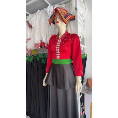 Áo cóm cổ đứng V lụa mềm đỏ đô nẹp đỏ tay dài in đá hoa đôi đỏ rễ cây giá 450.000đ Áo cóm cổ đứng V lụa mềm đỏ đô nẹp đỏ tay dài in đá hoa đôi đỏ rễ cây giá 450.000đ