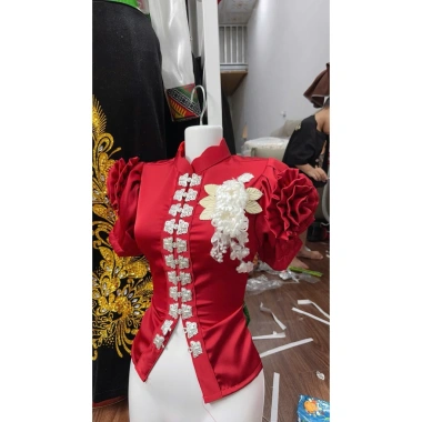 Áo cóm cổ sóng lụa mềm đỏ đô nẹp đỏ tay cộc, họa tiết hoa cúc trắng - Giá ưu đãi 350k