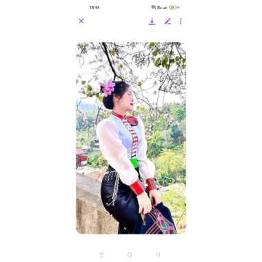 Áo cóm cổ sóng phi bóng trắng 1 bên vai thổ cẩm, khít tay tơ dài - Giá ưu đãi 250k
