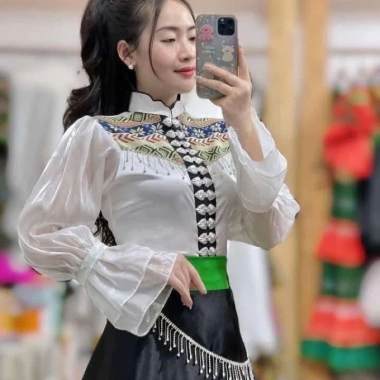 Áo cóm cổ sóng phi bóng trắng thổ cẩm xanh, dây xích tay, tơ dài xoè - Giá 250k