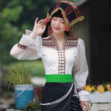 Áo cóm cổ V lụa hàn trắng, thổ cẩm nâu, dây xích tay, tơ dài xoè - Giá chỉ 250k