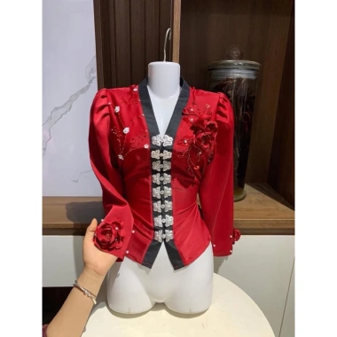 Áo cóm cổ V lụa mềm đỏ đô nẹp đen tay dài, họa tiết rễ cây hoa đôi, giảm còn 500.000đ