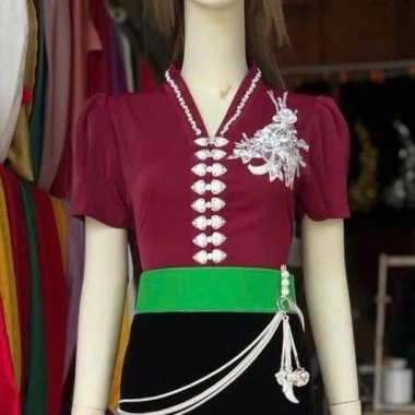 Áo cóm cổ V lụa mềm đỏ mận tay cộc, nẹp đỏ mận, đá nhỏ cổ, hoa ren trắng - Giá 300.000₫