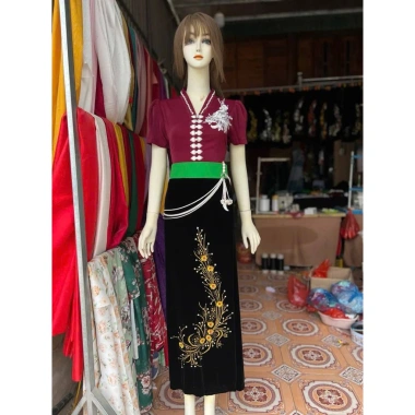 Áo cóm cổ V lụa mềm đỏ mận tay cộc, nẹp đỏ mận, đá nhỏ cổ, hoa ren trắng - Giá 300.000₫ 2 Áo cóm cổ V lụa mềm đỏ mận tay cộc, nẹp đỏ mận, đá nhỏ cổ, hoa ren trắng - Giá 300.000₫ 2