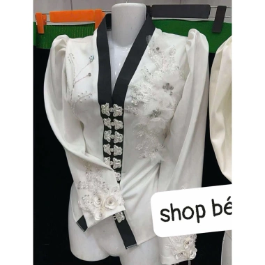 Áo cóm cổ V lụa mềm trắng nẹp đen tay dài, hoa ren ngực, tay rễ cây, dân tộc Thái - 500k