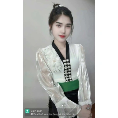 Áo cóm cổ V lụa mềm trắng nẹp đen tay tơ dài xoè hoa lấp lánh - Giá chỉ 350k