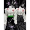 Áo cóm cổ V lụa mềm trắng nẹp tay xoè hoa đôi hồng - Áo dân tộc Thái giá 350.000đ