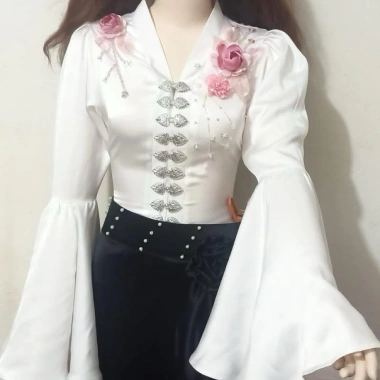 Áo cóm cổ V lụa mềm trắng nẹp tay xoè hoa đôi hồng - Áo dân tộc Thái giá 350.000đ 5