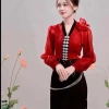 Áo cóm cổ V phi bóng đỏ đô, nẹp đen, nơ tay tơ dài – Giá ưu đãi 250.000₫