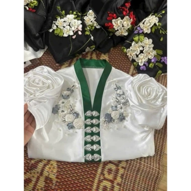 Áo cóm cổ V phi bóng trắng nẹp trắng, tay cộc hoa hồng khâu cung dân tộc Thái 450k
