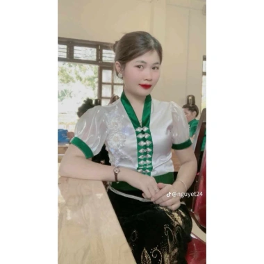 Áo cóm cổ V phi bóng trắng nẹp xanh tay tơ cộc hoa cúc trắng áo dân tộc Thái 2