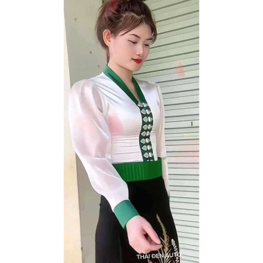 Áo cóm cổ V phi bóng trắng nẹp xanh tay tơ dài - Áo dân tộc Thái giảm giá 250k, giá gốc 325k, phong cách truyền thống hiện đại