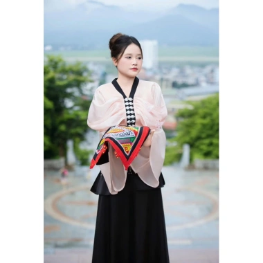 Áo cóm cổ V tơ hồng cam nẹp đen 2 cánh bươm tay dài xoè Giá ưu đãi 300.000 VND 8 Áo cóm cổ V tơ hồng cam nẹp đen 2 cánh bươm tay dài xoè Giá ưu đãi 300.000 VND 8