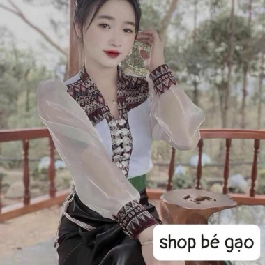 Áo cóm cổ V và đứng lụa hàn trắng thổ cẩm nâu tay tơ dài Giá ưu đãi 250.000 VND