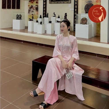 Áo dài cách tân dáng xuông gấm hoa hồng pastel, may sẵn kèm quần Tết - Giá ưu đãi 275k