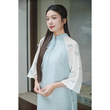 Áo dài nữ cách tân dáng suông chất crep mềm mại, tay lơ 2 màu hồng xanh – Giá 380k