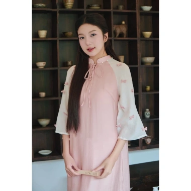 Áo dài nữ cách tân dáng suông chất crep mềm mại, tay lơ 2 màu hồng xanh – Giá 380k