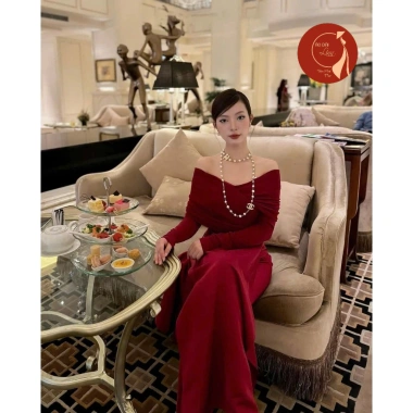 Áo dài nữ cách tân trễ vai xéo tay co giãn đỏ đô thanh lịch kèm quần - Giá 450.000đ