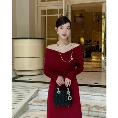 Áo dài nữ cách tân trễ vai xéo tay co giãn đỏ đô thanh lịch kèm quần - Giá 450.000đ