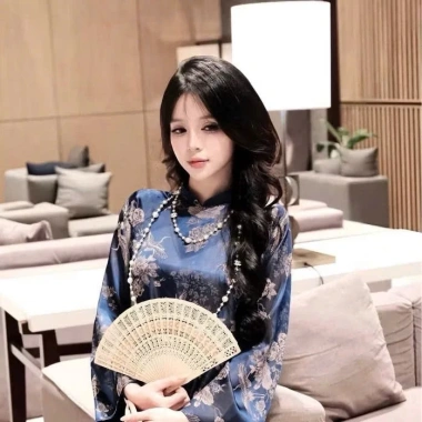 Áo dài Tết cách tân gấm xanh họa tiết quạt sang trọng – Giá ưu đãi 290.000₫ – Linn 7