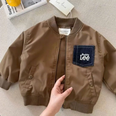 Áo khoác bomber bé trai 2 lớp dày dặn, túi jean BuddyLee vintage sành điệu - 220.900₫ 5 Áo khoác bomber bé trai 2 lớp dày dặn, túi jean BuddyLee vintage sành điệu - 220.900₫ 5