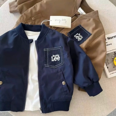 Áo khoác bomber bé trai 2 lớp dày dặn, túi jean BuddyLee vintage sành điệu - 220.900₫ 6 Áo khoác bomber bé trai 2 lớp dày dặn, túi jean BuddyLee vintage sành điệu - 220.900₫ 6