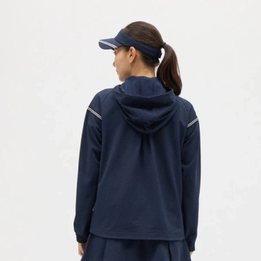 Áo khoác gió nữ Le Coq Sportif LN5FJK20LV-NV00 nhẹ, chống gió, giá 2.149.900 VND
