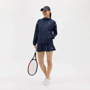 Áo khoác gió nữ Le Coq Sportif LN5FJK20LV-NV00 nhẹ, chống gió, giá 2.149.900 VND 4 Áo khoác gió nữ Le Coq Sportif LN5FJK20LV-NV00 nhẹ, chống gió, giá 2.149.900 VND 4