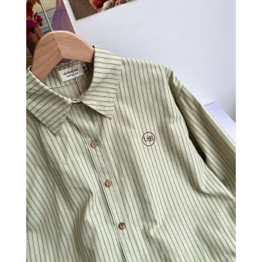 Áo sơ mi kẻ đũi cotton Vintage, thêu logo - giảm giá 160k từ ufo.thebasic 10 Áo sơ mi kẻ đũi cotton Vintage, thêu logo - giảm giá 160k từ ufo.thebasic 10
