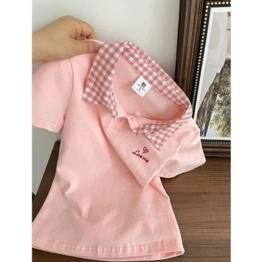 Áo thun nữ cổ bẻ caro Love Me dễ thương – Giá chỉ 89.000, khuyến mãi đặc biệt