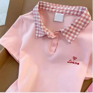 Áo thun nữ cổ bẻ caro Love Me dễ thương – Giá chỉ 89.000, khuyến mãi đặc biệt
