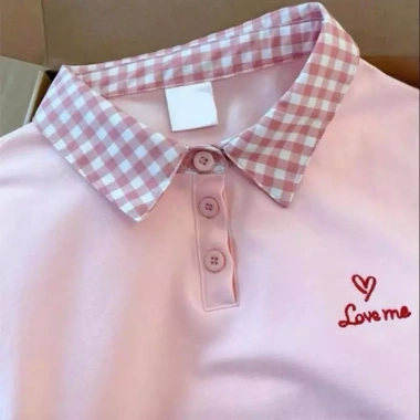 Áo thun nữ cổ bẻ caro Love Me dễ thương – Giá chỉ 89.000, khuyến mãi đặc biệt