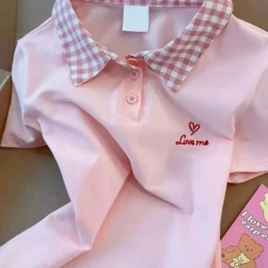 Áo thun nữ cổ bẻ caro Love Me dễ thương – Giá chỉ 89.000, khuyến mãi đặc biệt