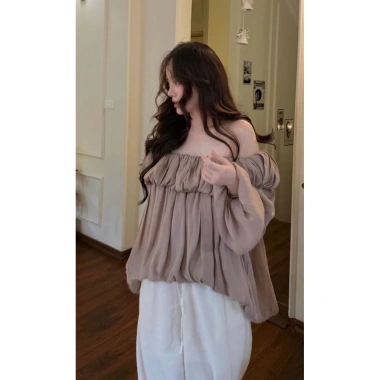 Áo tơ trễ vai nhún bèo dáng xuông O’Moey LALASTUDIO – Sang chảnh, chỉ 382.200₫