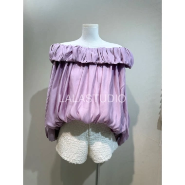 Áo tơ trễ vai nhún bèo dáng xuông O’Moey LALASTUDIO – Sang chảnh, chỉ 382.200₫