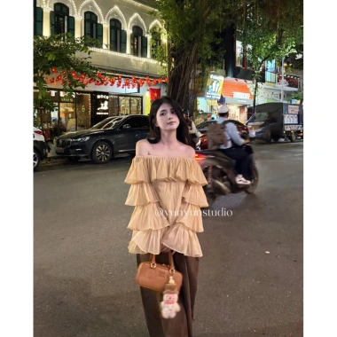Áo tơ trễ vai tay loe xếp ly, xếp tầng tiểu thư sang chảnh – LALASTUDIO YUNG TOP, giá ưu đãi 316.800₫