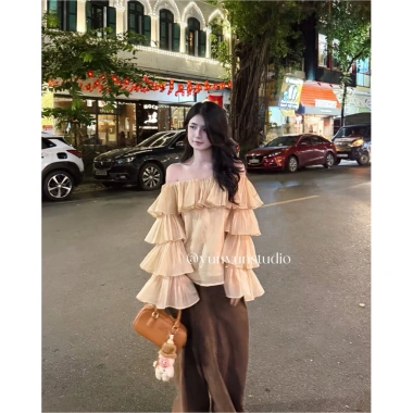 Áo tơ trễ vai tay loe xếp ly, xếp tầng tiểu thư sang chảnh – LALASTUDIO YUNG TOP, giá ưu đãi 316.800₫