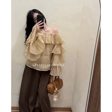 Áo tơ trễ vai tay loe xếp ly, xếp tầng tiểu thư sang chảnh – LALASTUDIO YUNG TOP, giá ưu đãi 316.800₫ 5 Áo tơ trễ vai tay loe xếp ly, xếp tầng tiểu thư sang chảnh – LALASTUDIO YUNG TOP, giá ưu đãi 316.800₫ 5