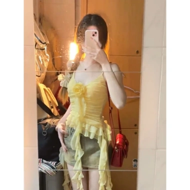 Áo vest xù cổ chữ V vàng ren không đều - Thiết kế mới mùa hè 2.025 giá ưu đãi 229k