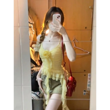 Áo vest xù cổ chữ V vàng ren không đều - Thiết kế mới mùa hè 2.025 giá ưu đãi 229k