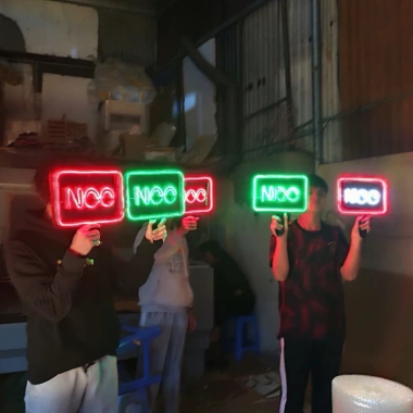 Bảng LED Neon Cổ Động Tên Ca Sĩ, Idol, Thương Hiệu, Pin Sạc Tích Điện, 15.000 VND
