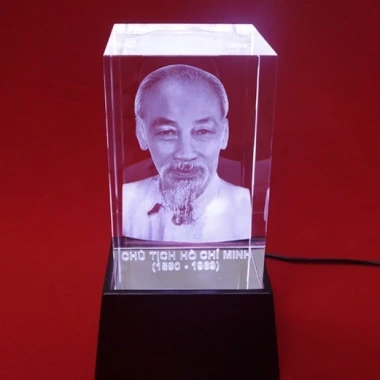 Biểu Trưng Pha Lê 3D Tượng Bác Khắc Laser Đế Gỗ Đèn LED Quà Hoàng Gia 750k 4
