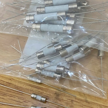 Bộ 10 Cầu Chì Thủy Tinh 2A 250V 3x10mm 5x20mm 6x30mm Chân Cắm Trục Giá 15.000₫ 2 Bộ 10 Cầu Chì Thủy Tinh 2A 250V 3x10mm 5x20mm 6x30mm Chân Cắm Trục Giá 15.000₫ 2