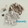 Bộ áo liền quần tay dài Aqua cho bé trai, họa tiết kẻ sọc cổ điển, túi tiện, nút cài, giá chỉ 181.440 VND